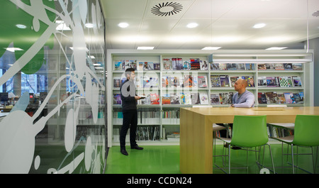 Les bureaux de HOK HOK Architects Le Qube, bâtiment 90 WHITFIELD STREET LONDON UK 2009 INTERIOR SHOT montrant des gens parler dans le Banque D'Images