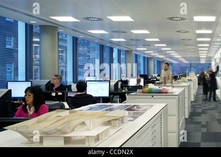 Les bureaux de HOK HOK Architects Le Qube, bâtiment 90 WHITFIELD STREET LONDON UK 2009 INTERIOR SHOT MONTRANT LES PERSONNES TRAVAILLANT L'OPEN Banque D'Images