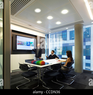 Les bureaux de HOK HOK Architects Le Qube, bâtiment 90 WHITFIELD STREET LONDON UK 2009 Vue de l'intérieur montrant PERSONNES LORS D'UN Banque D'Images