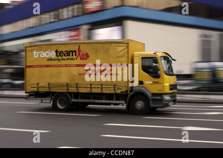 Un 'DHL' chariot qui se déplace le long d'une route à Londres, Angleterre Banque D'Images