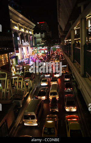 Fer BTS sur Sukhumvit Road, à Bangkok Banque D'Images