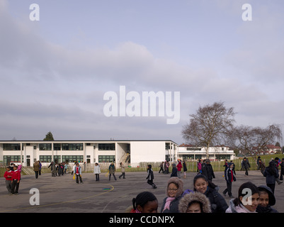 L'ÉCOLE PRIMAIRE DE WEMBLEY WALTERS ET COHEN 2009 ÉLÉVATION SUD AVEC L'ÉCOLE ET LES ENFANTS Banque D'Images