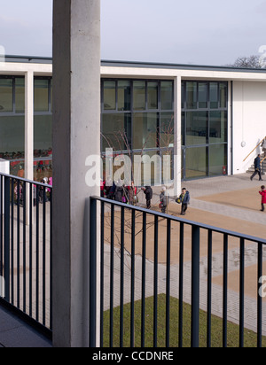 L'ÉCOLE PRIMAIRE DE WEMBLEY WALTERS ET COHEN 2009 DÉTAIL DE L'ÉCOLE ET DE L'ATRIUM HALL POLYVALENT Banque D'Images