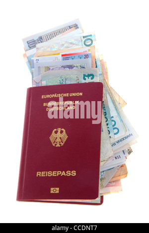 Les documents de voyage, passeport et différentes monnaies, billets de banque, l'argent comptant. Banque D'Images