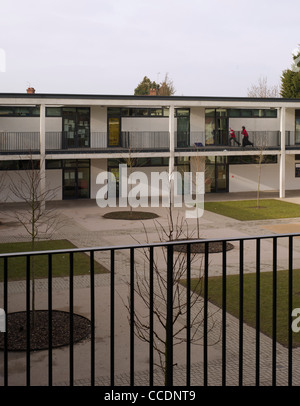 L'ÉCOLE PRIMAIRE DE WEMBLEY WALTERS ET COHEN 2009 ATRIUM DE L'ÉCOLE AVEC UN PASSAGE EN CLASSE Banque D'Images