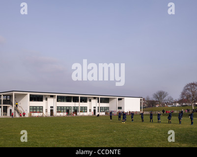 L'ÉCOLE PRIMAIRE DE WEMBLEY WALTERS ET COHEN 2009 ÉLÉVATION SUD GÉNÉRAL AVEC SPORTS GREEN Banque D'Images