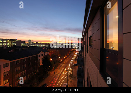 À l'ouest le long de la rue de Copenhague dans le nord de Londres au coucher du soleil, vers la zone de régénération de Kings Cross, en Angleterre, Royaume-Uni Banque D'Images