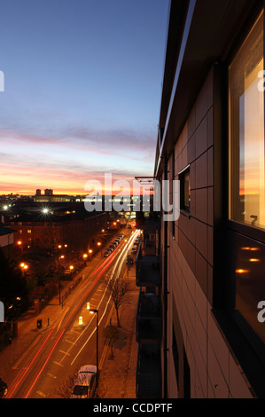 À l'ouest le long de la rue de Copenhague dans le nord de Londres au coucher du soleil, vers la zone de régénération de Kings Cross, en Angleterre, Royaume-Uni Banque D'Images