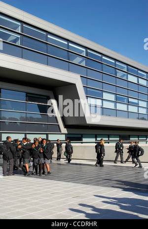 EVELYN GRACE ACADEMY, Zaha Hadid Architects, Londres, 2010, l'EXTÉRIEUR DE L'ÉCOLE AVEC LES ÉLÈVES Banque D'Images