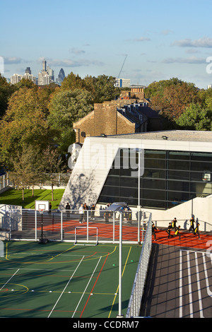 EVELYN GRACE ACADEMY, Zaha Hadid Architects, Londres, 2010, PORTRAIT DE L'ÉCOLE ET AU-DELÀ DES TOITS DE LONDRES Banque D'Images