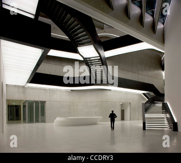 Une vue de l'entrée principale montrant les escaliers et des ponts Banque D'Images