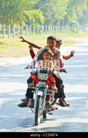 La famille sur une moto, Islamabad, Pakistan Banque D'Images