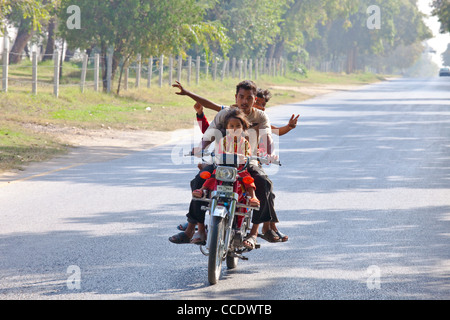 La famille sur une moto, Islamabad, Pakistan Banque D'Images