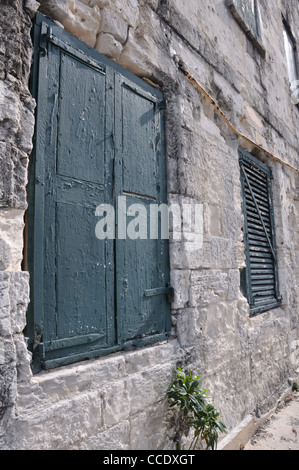 Vieille maison avec des volets verts, Nassau, Bahamas Banque D'Images