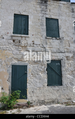 Vieille maison avec des volets verts, Nassau, Bahamas Banque D'Images