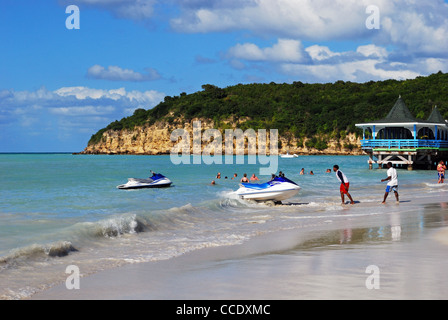 Le jet ski sur la plage, Saint John's, Antigua, Iles sous le vent, Caraïbes, Antilles. Banque D'Images