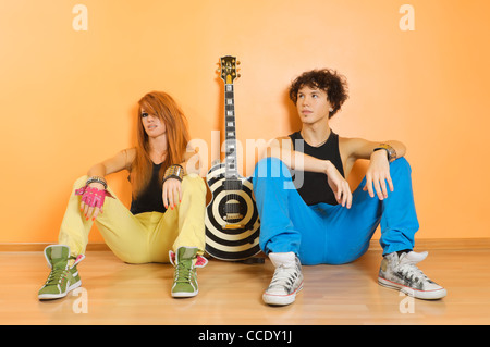 Deux membres de la bande de rock détente à la studio Banque D'Images