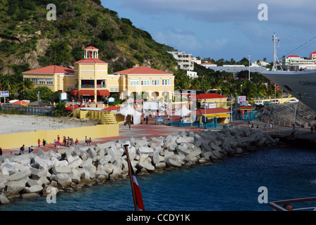 Vue sur le port avec un drapeau à l'avant-plan, Philipsburg, Saint-Martin (Sint Maarten), Antilles françaises, Caraïbes. Banque D'Images