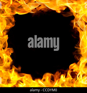 Les flammes du feu, à la frontière de l'espace de copie dans le centre. Banque D'Images