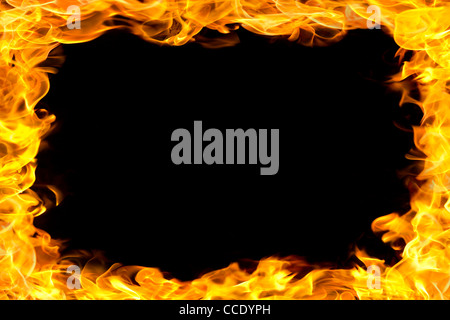 Les flammes du feu, à la frontière de l'espace de copie dans le centre. Banque D'Images