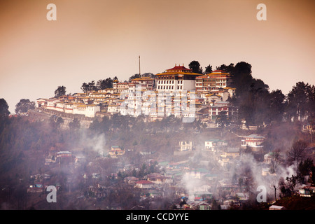 L'Inde, de l'Arunachal Pradesh, colline de Tawang, Gompa bouddhiste à l'aube (deuxième rang mondial) enveloppée de nuages bas Banque D'Images