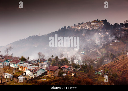 L'Inde, de l'Arunachal Pradesh, colline de Tawang, Gompa bouddhiste à l'aube (deuxième rang mondial) enveloppée de nuages bas Banque D'Images