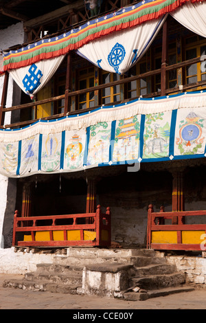 L'Inde, de l'Arunachal Pradesh, colline de Tawang, Gompa bouddhiste, salle de prière, décorées avec des textiles colorés Banque D'Images