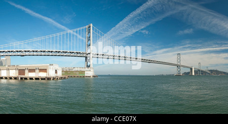 Oakland Bay Bridge Suspension à San Francisco à l'île de Yerba Buena avec le centre-ville Banque D'Images