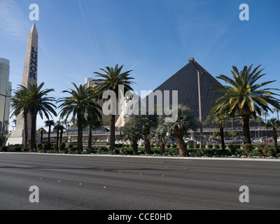La pyramide de verre noir géant au Luxor Hotel and Casino Resort de Las Vegas Nevada Banque D'Images