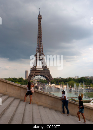 Trois jeunes femmes admirant vue sur la Tour Eiffel comme ils monter les marches au Palais de Chaillot, Paris, France Banque D'Images