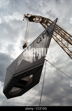 Sculpteur George Wyllie's Paper Boat est tendit dans l'eau, à l'Consafe chantier de Zofingen, Fife Banque D'Images