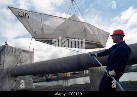 Sculpteur George Wyllie's Paper Boat est tendit dans l'eau, à l'Consafe chantier de Zofingen, Fife Banque D'Images