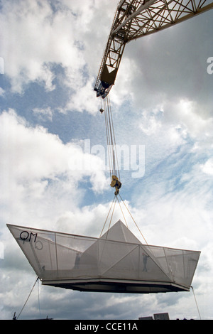 Sculpteur George Wyllie's Paper Boat est tendit dans l'eau, à l'Consafe chantier de Zofingen, Fife Banque D'Images