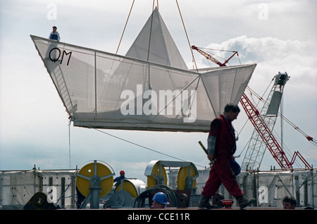 Sculpteur George Wyllie (sur papier) bow bateau est tendit dans l'eau, à l'Consafe chantier de Zofingen, Fife Banque D'Images