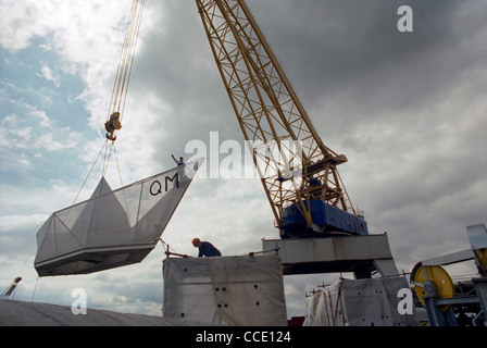 Sculpteur George Wyllie (sur papier) bow bateau est tendit dans l'eau, à l'Consafe chantier de Zofingen, Fife Banque D'Images