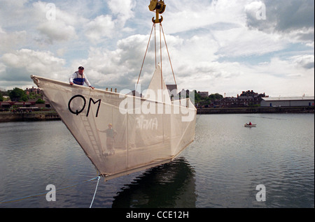 Sculpteur George Wyllie (sur papier) bow bateau est tendit dans l'eau, à l'Consafe chantier de Zofingen, Fife Banque D'Images