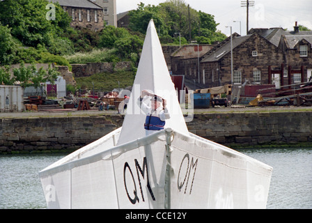 Sculpteur George Wyllie (sur papier) bow bateau dans l'eau à l'Consafe chantier de Zofingen, Fife Banque D'Images