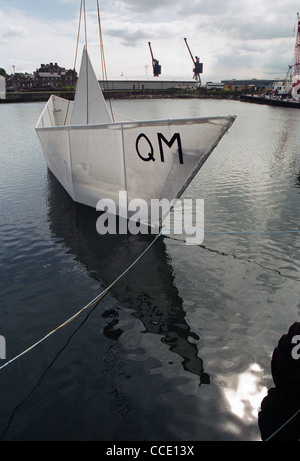 Sculpteur George Wyllie's Paper Boat est tendit dans l'eau, à l'Consafe chantier de Zofingen, Fife Banque D'Images