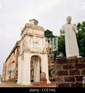 La statue de saint François-Xavier Jésuite Christian à l'extérieur des ruines de Saint Paul's Church à Malacca Melaka en Malaisie en Extrême-Orient Asie du sud-est. Banque D'Images