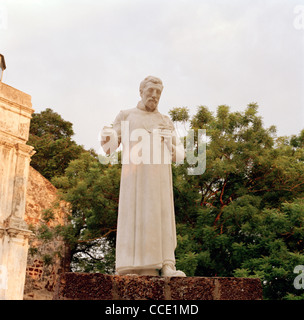 La statue de saint François-Xavier Jésuite Christian à l'extérieur des ruines de Saint Paul's Church à Malacca Melaka en Malaisie en Extrême-Orient Asie du sud-est. Banque D'Images