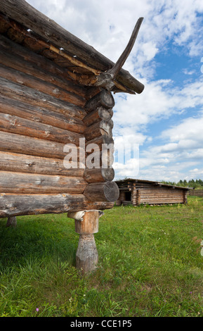 Ancienne maison en bois traditionnel russe X siècle, fragment. Banque D'Images