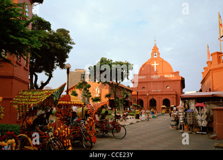 Crépuscule aux personnes bénéficiant d'une vie dans la rue à Christ Church dans Dutch Square à Malacca Melaka en Malaisie en Extrême-Orient Asie du sud-est. Billet d'histoire Banque D'Images