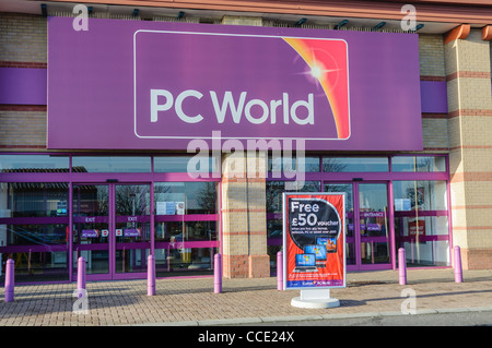 Porte d'entrée à un PC World store Banque D'Images