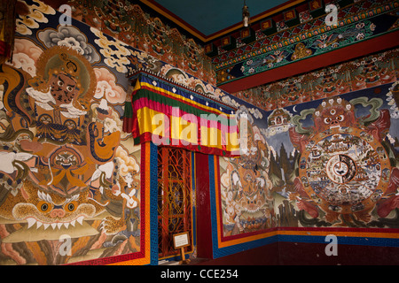 L'Inde, de l'Arunachal Pradesh, colline de Tawang, Gompa bouddhiste, traditionnellement décoré salle de prière porte Banque D'Images