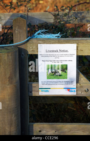Panneau indiquant le bétail à la porte, veuillez garder les chiens sous contrôle tout en vous promenant dans la région de Hengistbury Head, Dorset UK en janvier Banque D'Images