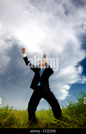 L'homme à l'habit noir et de pointing, hurlant à la tempête Banque D'Images