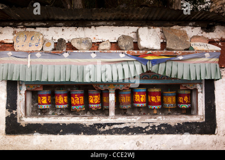 L'Inde, de l'Arunachal Pradesh, Gompa Tawang, roues de prière colorés peints avec des mantras bouddhistes tibétains Banque D'Images