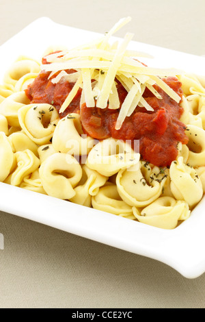 Tortellini frais délicieux avec une sauce tomate marinara ou recouvertes de parmesan vieilli Banque D'Images