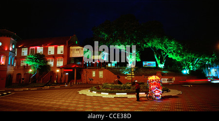 Conducteur de pousse-pousse touristique de nuit dans la région de Dutch Square Stadhuys à Malacca Melaka en Malaisie en Extrême-Orient Asie du sud-est. Tourisme Voyage Banque D'Images