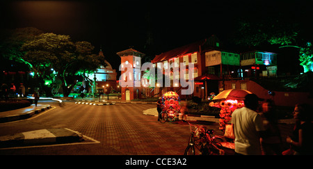 Nuit à l'Église du Christ et Stadhuys et la Tour de l'horloge en Dutch Square à Melaka Malacca en Malaisie en Extrême-Orient Asie du sud-est. Billet d Banque D'Images